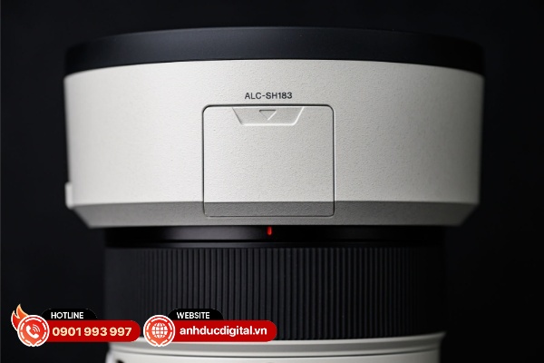 Loa che nắng của Sony FE 50-150mm F2 GM có cửa mở để điều chỉnh bộ lọc
