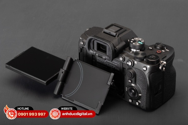 Sony Alpha A7 V kế thừa màn hình có khả năng lật nghiên và xoay lật đa dụng