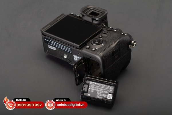 Sony Alpha A7 V sử dụng viên pin NP-F100 với thời lượng pin có thể lên đến 630 tấm