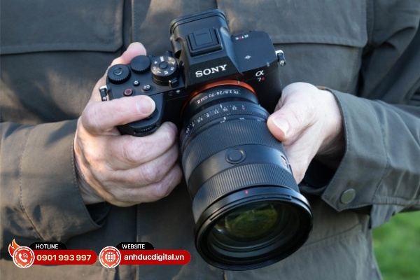 Sony A7R VI có phần báng cầm đã được thiết kế lại với cảm giác vừa vặn hơn đáng kể