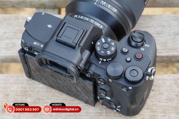 Sony A7R VI có thân máy được thiết kế lại và sử dụng viên pin mới