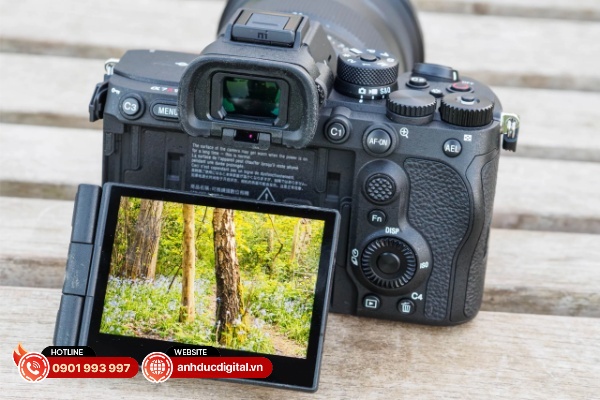 Kính ngắm của Sony A7R VI thậm chí còn tốt hơn nhờ vào khả năng hiển thị dải màu rộng hơn và có thể tăng độ sáng