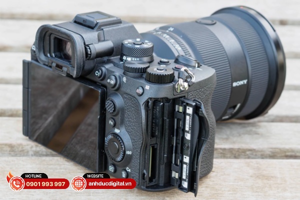 Sony A7R VI tương thích với 2 loại thẻ CFexpress và SD trong cùng 1 khe thẻ