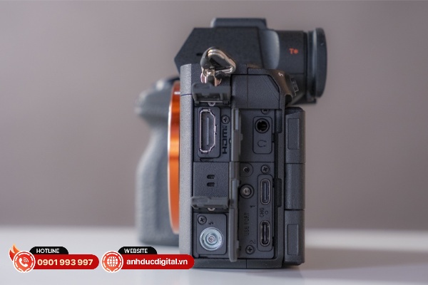 Máy ảnh Sony A7R VI là chiếc máy A7R đầu tiên có 2 cổng USB-C giống như A7 V được ra mắt gần đây