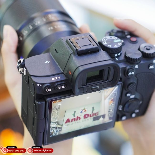 Một thân máy – hai nhiệm vụ: chụp ảnh mạnh mẽ và quay video chuyên nghiệp.