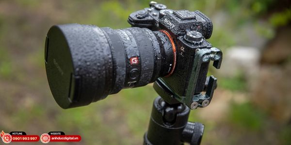 A1 gần như triệt tiêu méo hình; A7V cải thiện lớn nhưng vẫn chưa bằng flagship