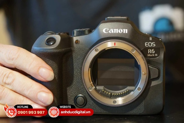 Canon EOS R6 Mark III sở hữu nhiều đường nết mềm mại và đẹp mắt hơn