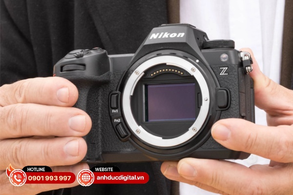 Nikon Z6 III là sự dung hòa giữa thiết kế giữa Canon và Sony