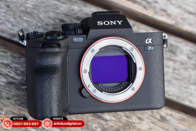 Sony A7 IV nổi bật với cảm biến 33MP, RAW 14-bit, chống rung 5 trục và hệ lens đa dạng, phù hợp chụp phong cảnh giàu chi tiết