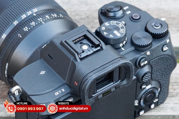Sony Alpha A7 V có thiết kế gần như giống hệt so với Sony A7 IV, đặc biệt là thân máy và hệ thống điều khiển