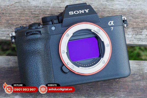 Sony Alpha A7 V vẫn duy trì phần báng cầm nhỏ với khoảng hở ngàm hơi hẹp