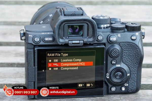 Hầu hết các nút điều khiển ở mặt trên và mặt sau đều tương tự như bản tiền nhiệm