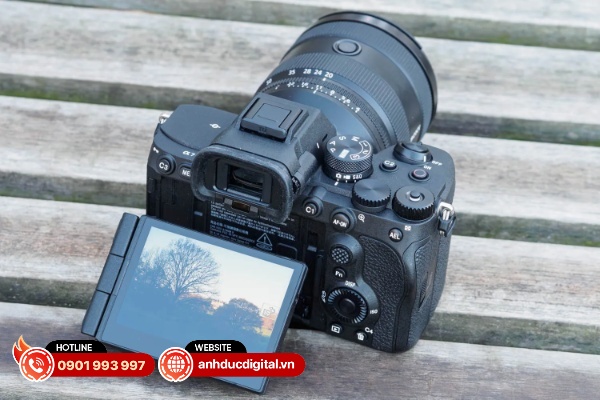 Thay đổi lớn nhất của Sony Alpha A7 V nằm ở cơ cấu của màn hình ở mặt sau khi áp dụng cơ chế lật nghiêng và xoay lật