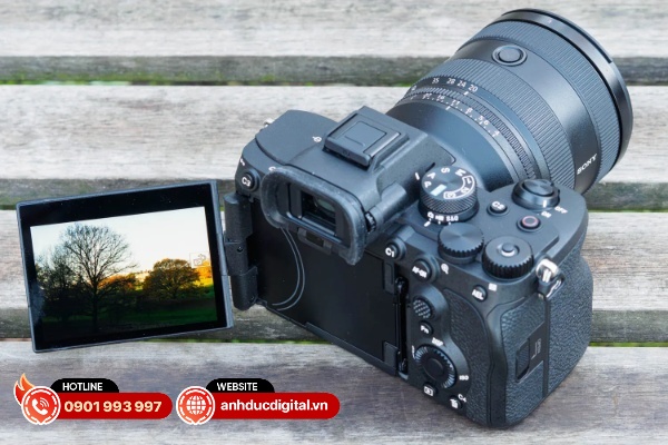 Màn hình của Sony Alpha A7 V ở chế độ lật xoay lật