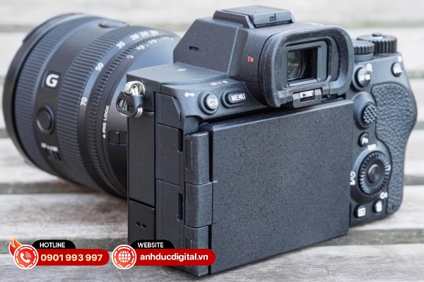 Sony Alpha A7 V vẫn sử dụng hệ thống kính tương tự như bản tiền nhiệm với độ phân giải 3.68 triệu điểm ảnh