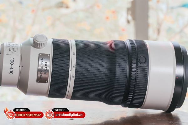 Sony FE 100-400mm F4.5 GM OSS có chiều dài 328mm, nhưng trọng lượng chỉ khoảng 1.8kg