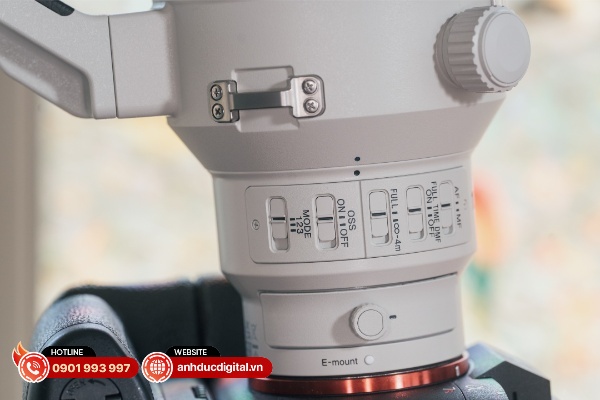Phía đuôi ống kính sẽ chứa hai dải công tắc tập trung vào khả năng lấy nét và ổn định hình ảnh