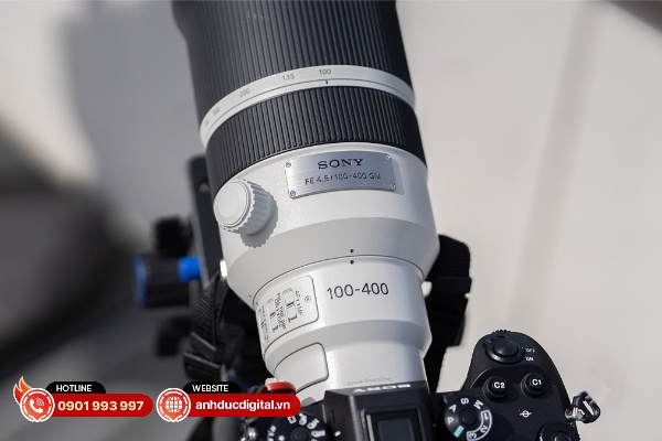 Lợi thế của Sony FE 100-400mm F4.5 GM OSS nằm ở khẩu độ tối đa cố định F4.5 toàn dải tiêu cự