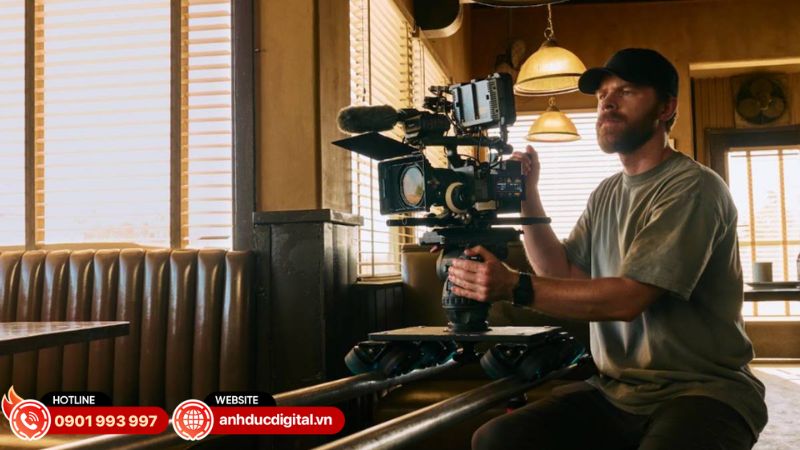 Kết hợp chuyển động máy phù hợp và lấy nét chính xác giúp Sony FX5 tạo hình ảnh cinematic tự nhiên, ổn định và có chủ đích