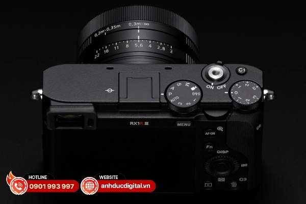 Thân máy Sony RX1R III ược làm từ hợp kim magie nhẹ nhưng cực kỳ cứng cáp
