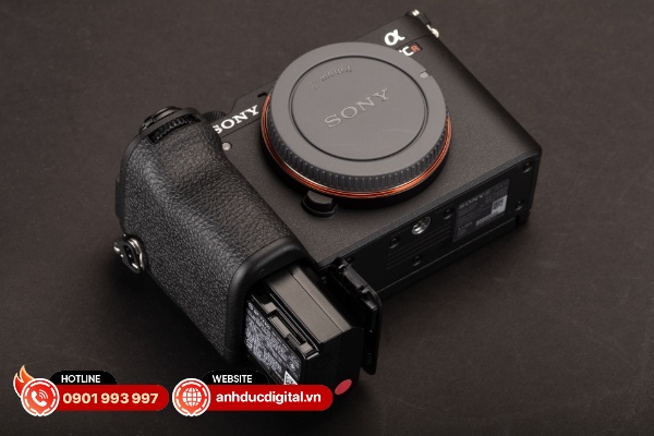 Sony A7CR được trang bị viên pin NP-FZ100 nên có thời lượng pin dài hơn