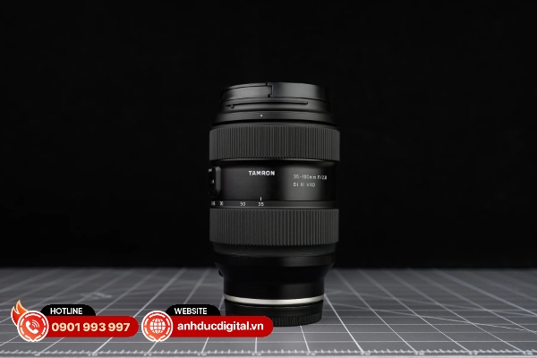 Tamron 35-100mm F2.8 Di III VXD có kích thước tương đương với một ống kính 28-75mm của Tamron