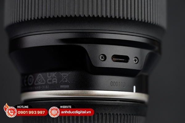 Cổng USB-C được đặt ở mặt dưới của ống kính