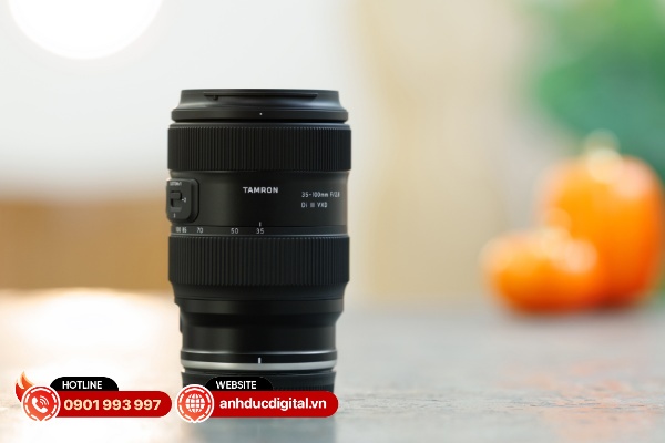 Tamron 35 – 100mm f/2.8 Di III VXD có ưu điểm lớn nhất là kích thước nhỏ gọn và trọng lượng nhẹ hơn