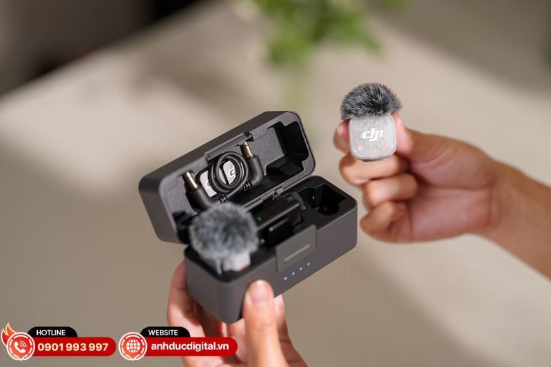 DJI Mic Mini 2S cho thời lượng pin 10–11 giờ, tối đa khoảng 40 giờ khi kết hợp Charging Case