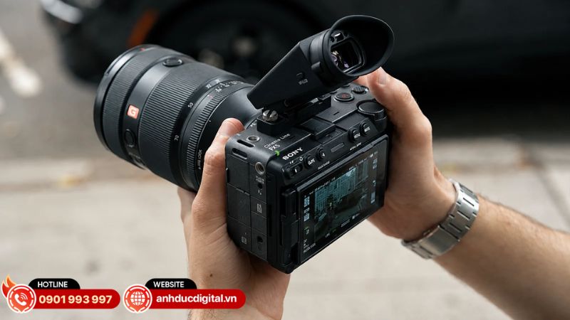 Sony FX5 quay 4K bitrate cao có thể tiêu thụ nhiều điện hơn, khiến thời lượng pin thực tế giảm so với mức công bố