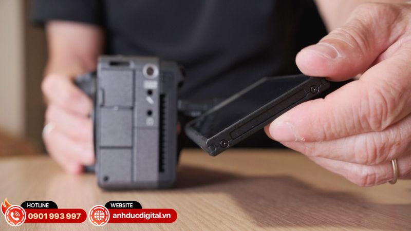 Màn hình LCD là yếu tố tiêu thụ điện, được Sony tính trong điều kiện công bố thời lượng pin 170 phút và 105 phút của FX5