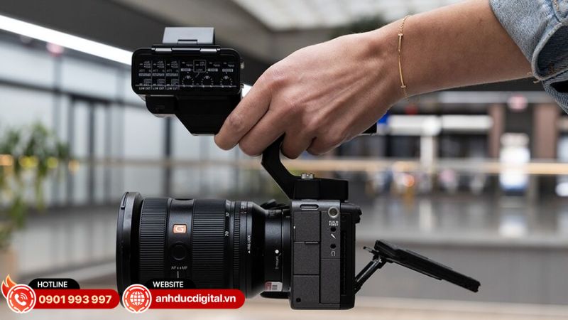 Nên chuẩn bị 2–3 pin Sony FX5 và kết hợp USB PD khi quay sự kiện, production dài hoặc sử dụng nhiều phụ kiện