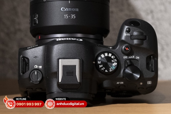 Nhiều người dùng đồn đoán rằng chiếc máy có thể áp dụng cảm biến mới trên Cinema EOS C50