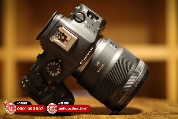 Canon RF 45mm F/1.2 STM là ống kính khẩu độ lớn nhưng có mức giá rất phù hợp với số đông người dùng