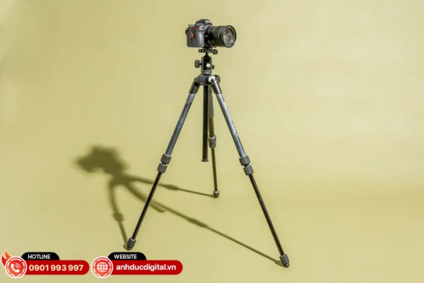 Tripod máy ảnh là chân máy dùng để cố định máy ảnh, giúp khung hình ổn định khi chụp ảnh và quay video