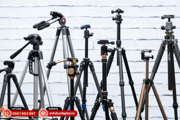 Các loại tripod máy ảnh phổ biến hiện nay gồm tripod du lịch gọn nhẹ, tripod chuyên nghiệp chịu tải cao và tripod mini cho vlog, quay phim