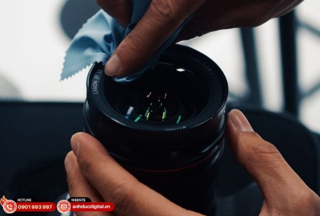 Kỹ thuật lau xoáy trôn ốc từ tâm ra rìa giúp đẩy chất bẩn ra ngoài, đảm bảo thấu kính đạt độ trong suốt hoàn hảo