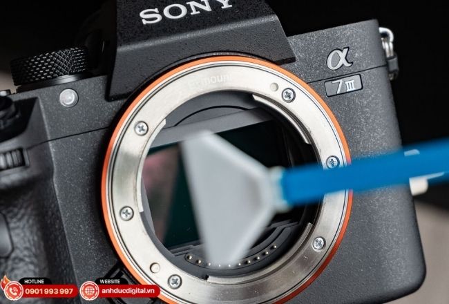 Thao tác lau sensor bằng que lau chuyên dụng (swab) theo một chiều dứt khoát với áp lực tay cực nhẹ