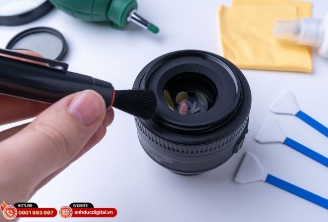 Làm sạch bụi bẩn ở các vòng cơ học giúp ngăn chặn tình trạng kẹt linh kiện và duy trì sự mượt mà khi thao tác zoom hoặc lấy nét