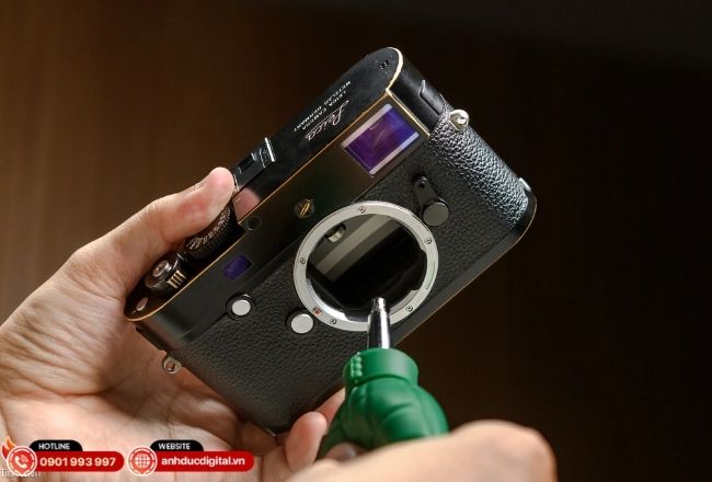 Vệ sinh kỹ các điểm tiếp xúc bằng đồng trên ngàm body để duy trì khả năng truyền dẫn tín hiệu lấy nét ổn định