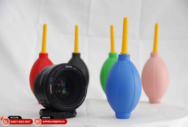 Sử dụng bóng thổi khí có van một chiều để loại bỏ bụi rời mà không gây trầy xước bề mặt kính