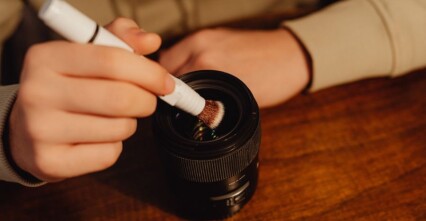 Hướng dẫn vệ sinh máy ảnh đúng cách và 5 sai lầm gây hỏng lens