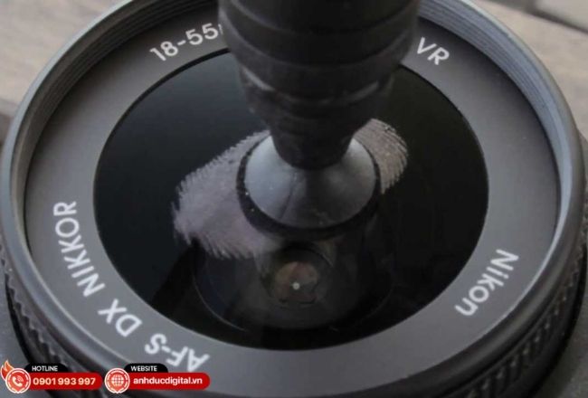 Bút lau lens với đầu carbon chuyên dụng giúp đánh bay dấu vân tay và vết dầu mỡ cứng đầu