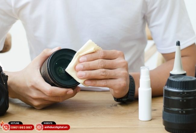 Kết hợp khăn Microfiber mịn và dung dịch không chứa Amoniac để bảo vệ lớp phủ thấu kính