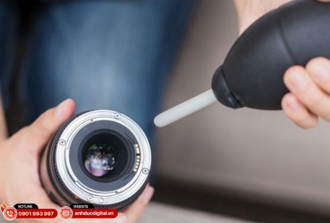 Luôn giữ ống kính hướng xuống dưới khi dùng bóng thổi để bụi bẩn rơi ra ngoài