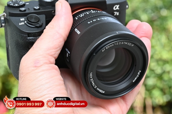Viltrox 85mm F2 EVO là một ống kính có kích thước nhỏ gọn và trọng lượng tương đối nhẹ