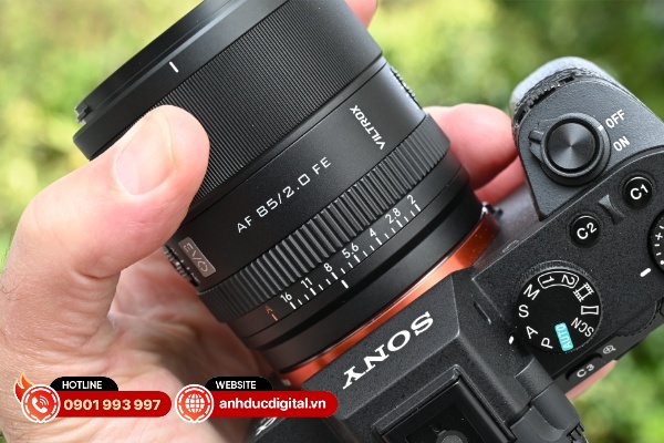Viltrox 85mm F2 EVO mang đến thiết kế ống kính hiện đại hơn với vòng khẩu độ như các ống kính chuyên nghiệp