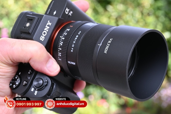 Ống kính có một loa che nắng làm bằng nhựa, nhưng khá dày và chắc chắn