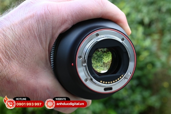 Phần đệm cao su màu nâu đỏ ở phần ngàm của ống kính Viltrox AF 35mm F1.2 LAB FE