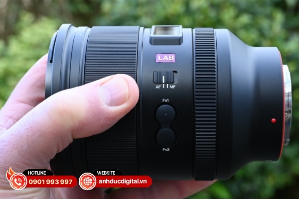Viltrox AF 35mm F1.2 LAB FE không sử dụng vòng khẩu độ truyền thống mà thay bằng vòng xoay tùy biến chức năng